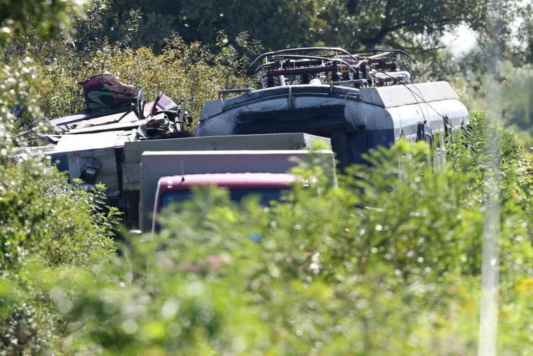 Ovo je mjesto strašne nesreće danas: Vagoni prevrnuti, dijelovi vlaka razbacani. Raščišćava se pruga