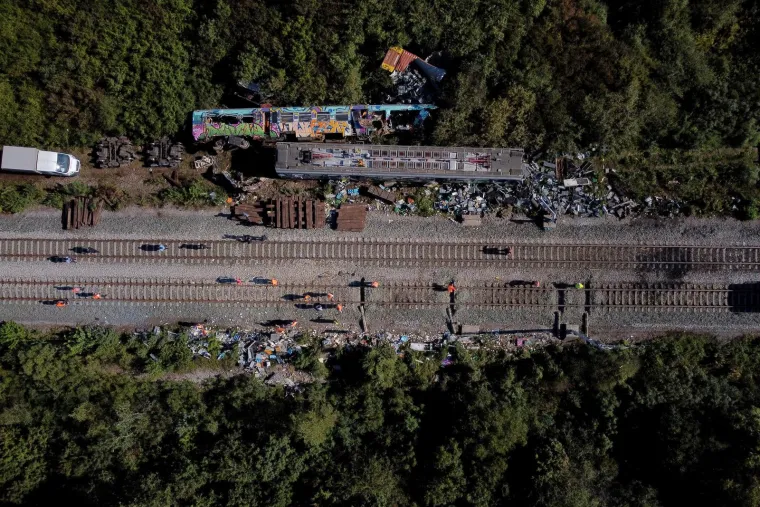 Ovo je mjesto strašne nesreće danas: Vagoni prevrnuti, dijelovi vlaka razbacani. Raščišćava se pruga