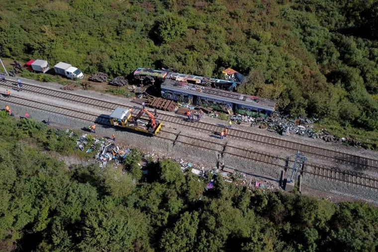 Ovo je mjesto strašne nesreće danas: Vagoni prevrnuti, dijelovi vlaka razbacani. Raščišćava se pruga