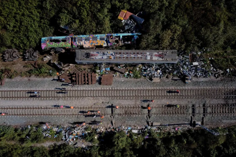 Ovo je mjesto strašne nesreće danas: Vagoni prevrnuti, dijelovi vlaka razbacani. Raščišćava se pruga