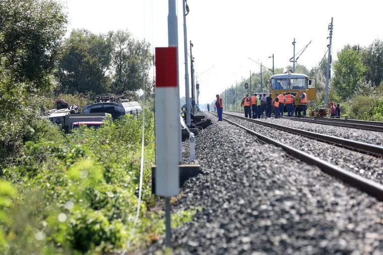Ovo je mjesto strašne nesreće danas: Vagoni prevrnuti, dijelovi vlaka razbacani. Raščišćava se pruga