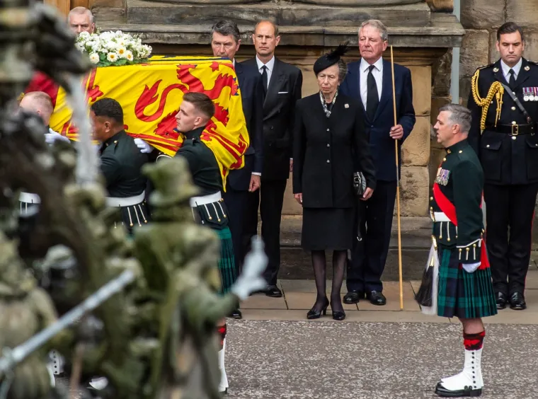 Charles III. predvodio pogrebnu povorku s lijesom kraljice Elizabete: Tisuće ljudi pratili su u tišini mrtvačka kola