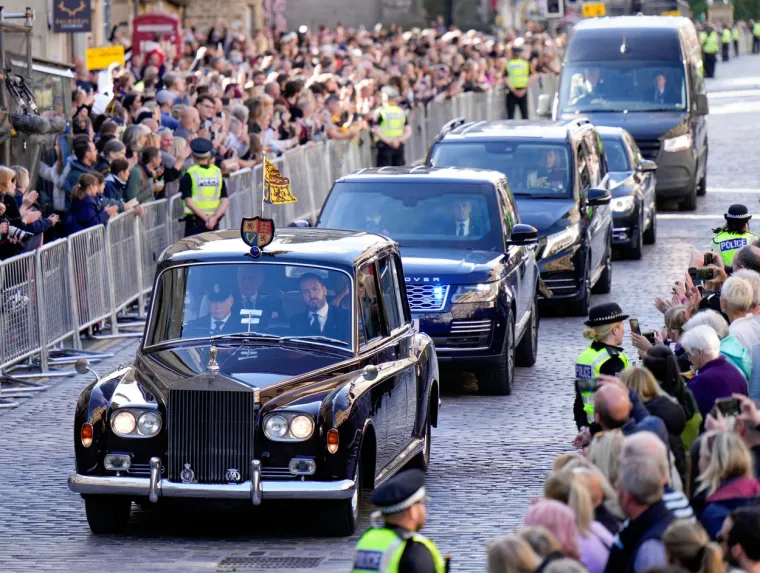 Charles III. predvodio pogrebnu povorku s lijesom kraljice Elizabete: Tisuće ljudi pratili su u tišini mrtvačka kola