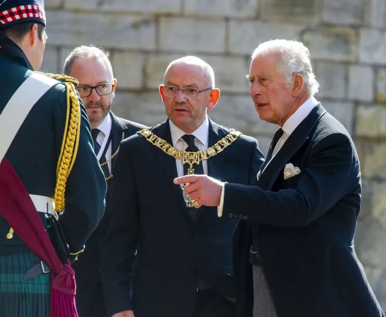 Charles III. predvodio pogrebnu povorku s lijesom kraljice Elizabete: Tisuće ljudi pratili su u ti&scaron;ini mrtvačka kola