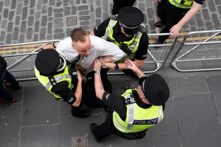 Charles III. predvodio pogrebnu povorku s lijesom kraljice Elizabete: Tisuće ljudi pratili su u ti&scaron;ini mrtvačka kola