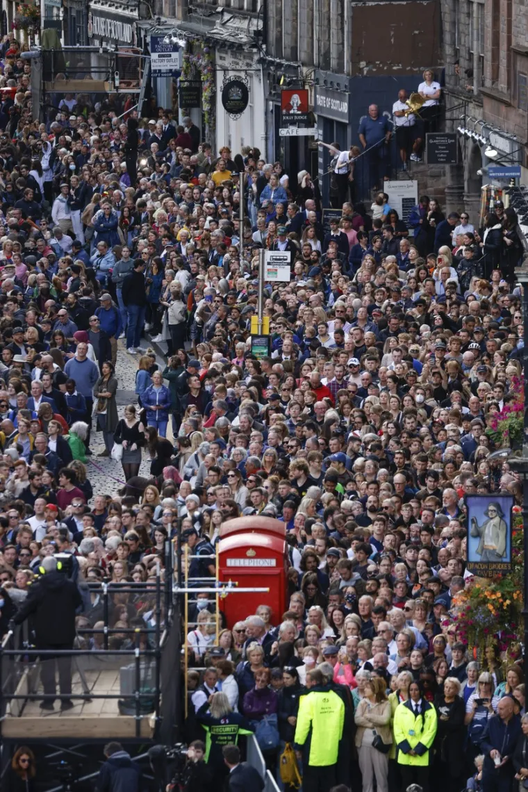 Charles III. predvodio pogrebnu povorku s lijesom kraljice Elizabete: Tisuće ljudi pratili su u ti&scaron;ini mrtvačka kola
