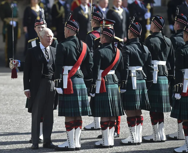 Charles III. predvodio pogrebnu povorku s lijesom kraljice Elizabete: Tisuće ljudi pratili su u ti&scaron;ini mrtvačka kola