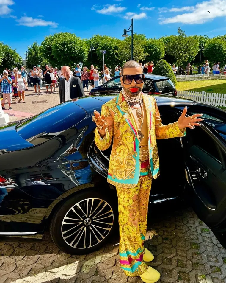 Modni dizajner je početkom rujna proslavio 35 godina postojanja njegovog glamuroznog modnog brenda &apos;POMPÖÖS&apos;. &quot;Potrebno je ponovno slaviti modu i ljepotu. Također je važno dati ljudima više prostora za maštu u ovim kriznim vremenima. Beč predstavlja eleganciju i umjetnost, a kao bivši kraljevski grad također i moć i utjecaj &quot;, zaključio je Gloockler. 