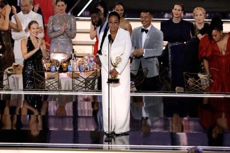 Sama kraljica televizije otvorila je dodjelu nagrade Emmy 2022. te uručila nagradu najboljem glumcu u ograničenoj ili antologijskoj seriji ili filmu, a kad je Michael Keaton pobijedio za seriju &quot;Dopesick&quot;, Winfrey se našalila: &quot;Imaš oko 90 ovih, zar ne?&quot; 
Uz to, rijetko tko da nije primijetio zavidnu liniju voditeljice koja je blistala u bijeloj haljini.
