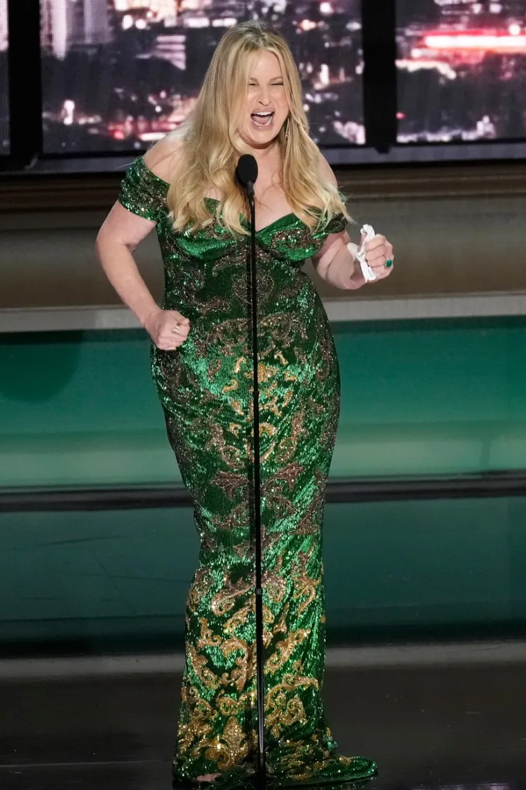 Jennifer Coolidge, zvijezda serije &quot;Bijeli lotos&quot;, dobila je Emmyja za najbolju sporednu glumicu u ograničenoj seriji ili filmu. Tijekom držanja govora glumica je samo otplesala s pozornice uz hit Raya Charlesa &quot;Hit the road Jack&quot;.