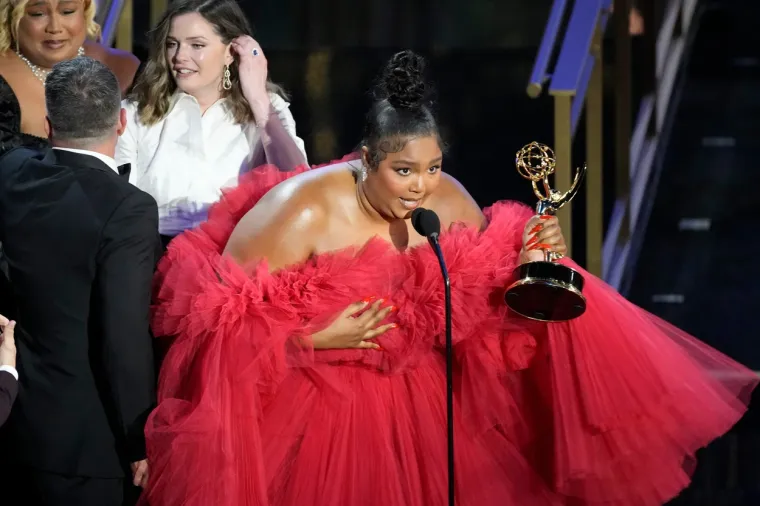 Pjevačica Lizzo dobila je svoj prvi Emmy za izvanredan natjecateljski program za &quot;Lizzo&apos;s Watch Out For The Big Grrrls&quot;. U iskrenom pozdravnom govoru rekla je okupljenima: &quot;Kad sam bila djevojčica, sve što sam željela vidjeti bilo je to da sam ja u medijima. Debela poput mene. Crna poput mene. Lijepa poput mene. Kad bih se mogla vratiti i reći maloj Lizzo nešto, rekla bih, vidjet ćeš tu osobu, ali to ćeš morati biti ti.&quot;