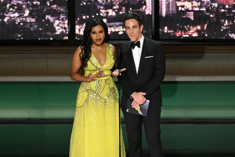 Mindy Kaling i B.J. Novak ismijavali su svoju vezu pred cijelim auditorijem. Dugogodišnji najbolji prijatelji i bivši kolege iz &quot;Ureda&quot;, dodijelili su nagradu za scenarij za ograničenu ili antologijsku seriju ili film, a dok su se šalili o kratkom trajanju ograničenih serija u usporedbi s njihovim sezonama sitcoma od 22 epizode, ismijavali su i šuškanja o njihovoj navodnoj vezi. &quot;A taj šou, to bi ti oduzelo cijeli život. Nemaš vremena za druge projekte&quot;, rekao je Novak prije nego što je Kaling dodala  gledajući ga: &quot;Nemaš vremena za društveni život. Nisi imao izbora nego stvoriti ludo komplicirane odnose sa svojim kolegama.&quot;