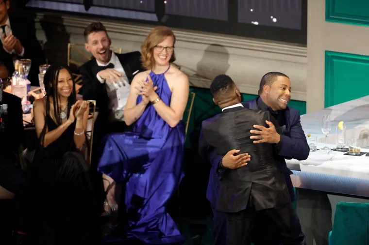 Dok je voditelj Kenan Thompson razgovarao s Kumailom Nanjianijem i Jasonom Sudeikisom u plesnom baru, pojavio se Thompsonov dugogodišnji prijatelj i suradnik Nickelodeona, Kel Mitchell. Ta scena raznježila je mnoge u publici i pred malim ekranima...