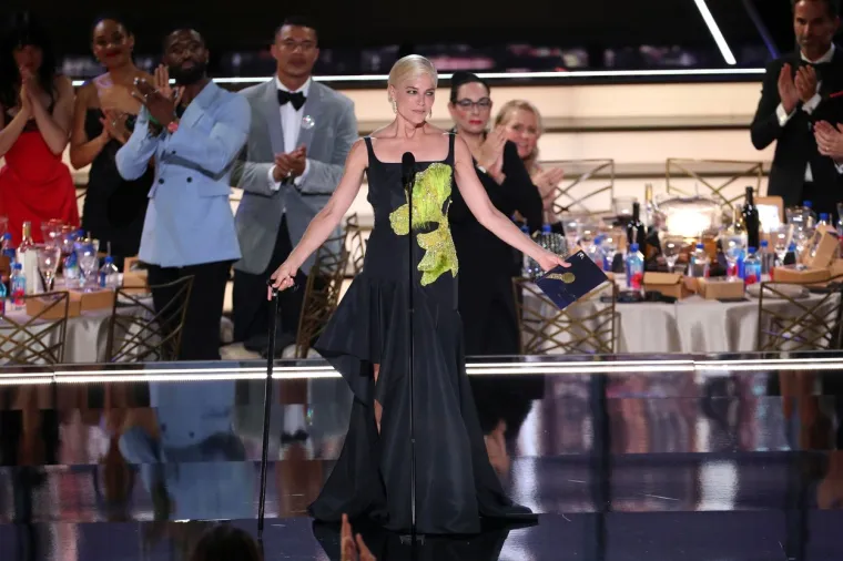 Selma Blair se pojavila na dodjeli nagrade Emmy, a pritom je u ruci držala štap.  Glumica, koja je otvoreno govorila o usponima i padovima s kojima se svakodnevno suočava s multiplom sklerozom, dobila je ovacije kad je izašla uručiti najveću nagradu večeri.