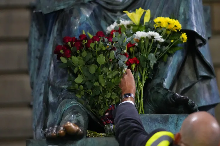 Tisuće ljudi čekaju kako bi vidjeli lijes kraljice Elizabete. Neki su noćas spavali vani da bi bili prvi u redu