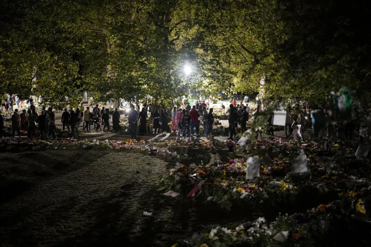 Tisuće ljudi čekaju kako bi vidjeli lijes kraljice Elizabete. Neki su noćas spavali vani da bi bili prvi u redu