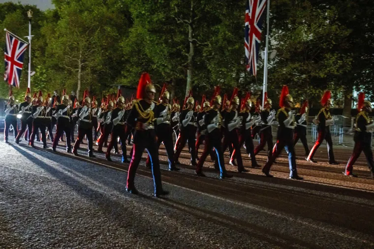 Tisuće ljudi čekaju kako bi vidjeli lijes kraljice Elizabete. Neki su noćas spavali vani da bi bili prvi u redu