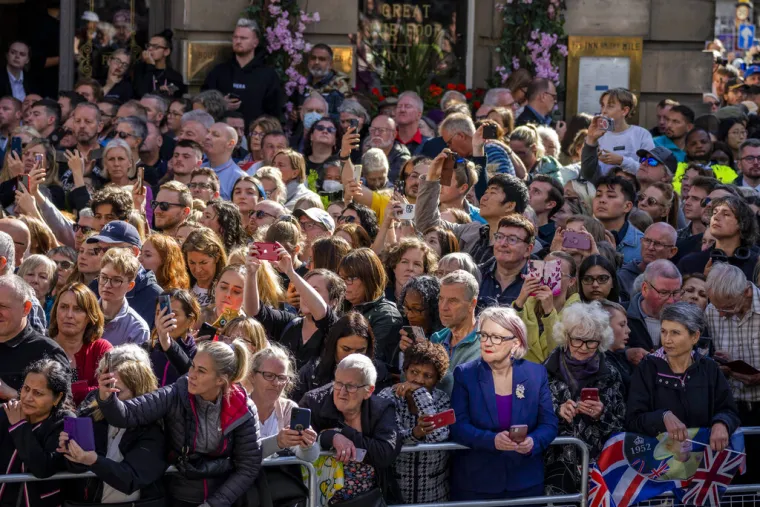 Tisuće ljudi čekaju kako bi vidjeli lijes kraljice Elizabete. Neki su noćas spavali vani da bi bili prvi u redu