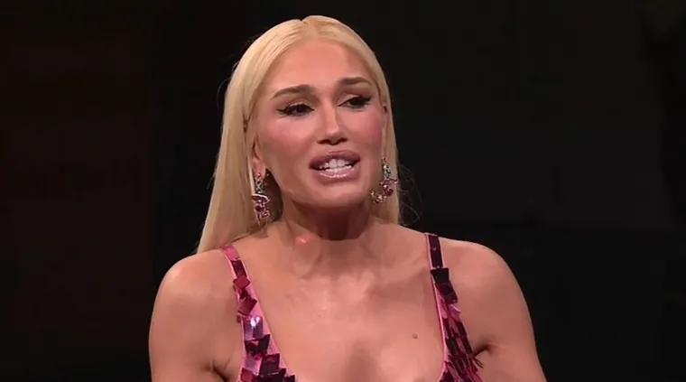 &quot;Čekaj, tko je ovo, dovraga?&quot;, &quot;Neprepoznatljiva&quot;, &quot;Prestani s operacijama&quot;, &quot;Hm, ne izgleda kao Gwen Stefani koje se ja sjećam&quot;, &quot;Žao mi je što ovo govorim, ali nisam je prepoznao&quot;, &quot;Gwen, molim te prestani&quot;, &quot;Što se dogodilo njenom licu?&quot;, svi komentari odnosili su se na istu stvar -plastične operacije.