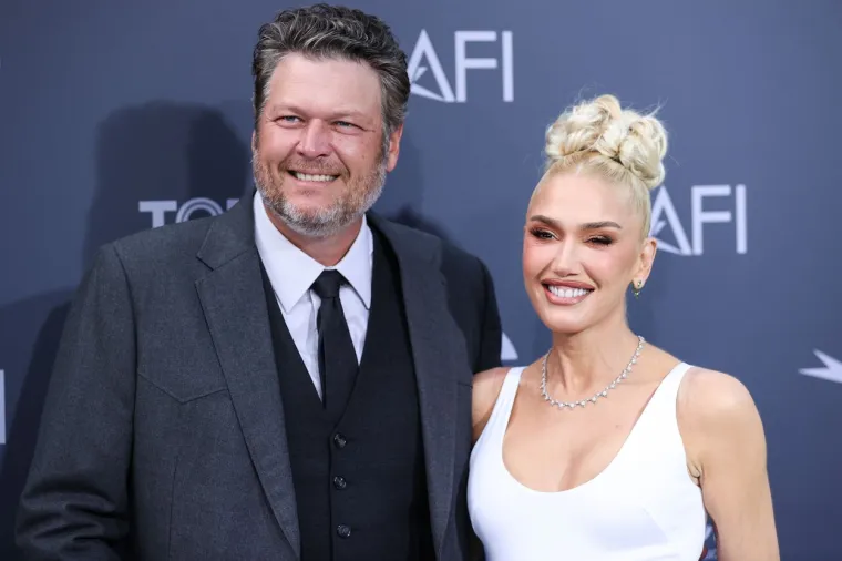 National Enquirer je prije vjenčanja para pisao da su Gwen i Blake pred otkazivanjem svadbe, a zatim je časopis izvijestio da je par bio na rubu razvoda vrijednog 230 milijuna dolara manje od godinu dana nakon vjenčanja. A nedavno se pak proširila vijest da se Shelton svađao s Gweninim bivšim mužem Gavinom Rossdaleom. 