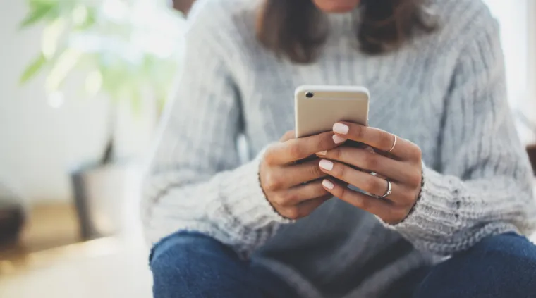 1.Baterija se brže prazni: 
Ako vam se baterija počela prazniti brže nego prije, možda je vaš pametni telefon hakiran. Razlog za to je taj što zlonamjerni softver koji ne vidite radi u pozadini, trošeći više energije. Posljedice toga mogu biti gubitak podataka, zlouporaba osobnih podataka i financijski gubitak.
