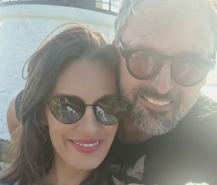 Nives je nedavno otkrila kako s njima odnedavno živi Goranov 14-godišnji sin Emanuel iz prvog s braka s Tatjanom Dragović s kojom ima i kćer Amber: &quot;Goranov sin Emanuel živi s nama tako da je to super zabavno i lijepo. Oliver Emanuela gleda kao Boga. Znači, on mu je sve. Pustim nekada, dobro Emanuel mora puno učiti, pa onda mičem mlađeg sina da ga ne ometa, ali super nam je&quot;, otkrila je Nives. 