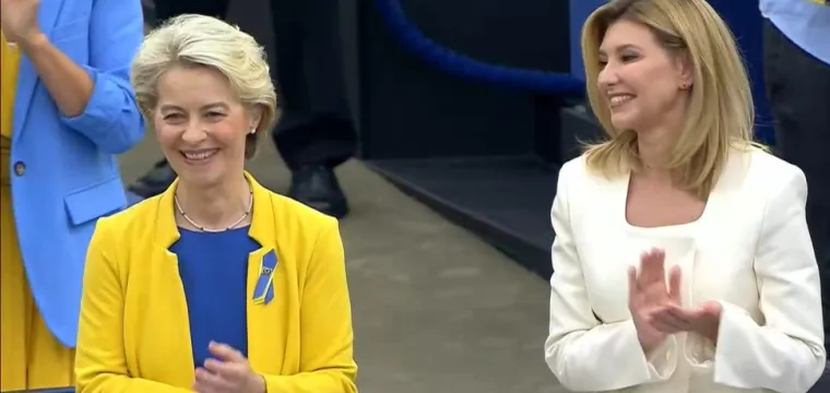 Jeste li primijetili Ursulinu odjevnu kombinaciju koja je mnogima zapela za oko? Poruka je i vi&scaron;e nego očigledna