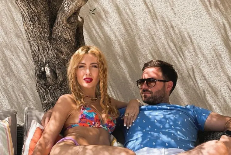 Sa četiri godine mlađim Sandrom Murom bila je od sredine studenoga 2018. godine. Govorila je kako je Sandro dobar čovjek, netipičan i pomalo kaotičan te da ima odličan smisao za humor. Objavljivala je često i fotografije iz stana u središtu Zagreba, gdje su zajedno živjeli, a početkom svibnja 2020. godine sve su češće bile objave iz njezina obiteljskog doma u Velikoj Gorici što je nagovjestilo da je njihovoj ljubavi došao kraj.