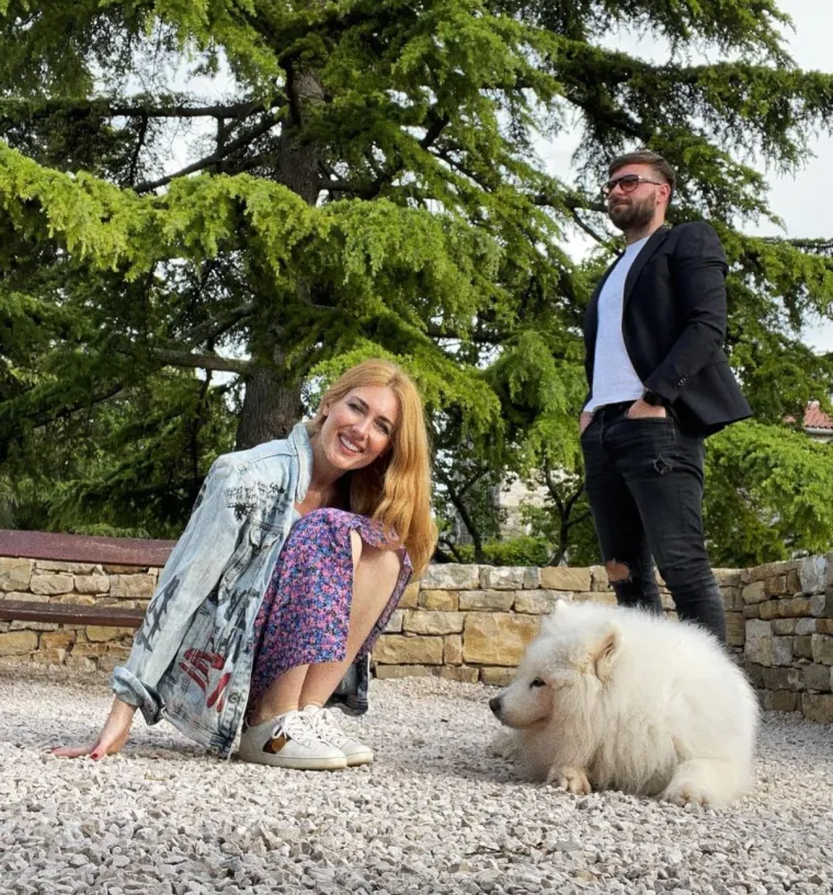 Podsjetimo, Ivani je proteklih nekoliko godina bilo iznimno teško. Prvo je ostala bez oca, a nedavno i bez majke. Mišerić je nakon smrti majke objavila emotivnu posvetu na Instagramu koja je dirnula srca njenih pratitelja: &quot;Znala je reći : &apos;I Severina danas ima rođendan, znaš?&apos; Znam, Buba. Malo bi godina danas proslavila… Evo, baš sada bih ti došla doma vjerojatno sa šampitama ili šaum rolicama. Možda bih se rasplakala kada bih ti čestitala rođendan, možda i ne bih… ne mogu procijeniti. Bilo ti je teško proći zagrljaje bez suza. Put suza traje… Čekam da prodišem. Glas, pozivi, tvoja blagost postojanja u ovom trenu najviše mi nedostaju. Otišla si brzinom svjetla. I tiho, kako si i živjela. Zato te valjda sada tražimo u Suncu. Život se tako nenadano ugasi i da mogu, toliko toga bih sada više. Da mi je samo još tri minute. Sve dajem! Svaki trenutak je dragocjen. Vidim to. Bila si i ostat ćeš najbolja mama. Vidimo se jednom na ljepšem mjestu. Volim. Beskrajno. Budi mi u miru, Bubica… i smij se. Sretan ti rođendan&quot;, napisala je voditeljica.
