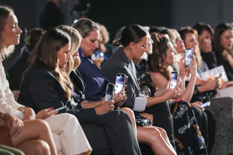 Zvijezde pohrlile na modnu reviju: Ida Prester je zasjala, a blistala je i Jelena Rozga u dru&scaron;tvu &scaron;armantnog mu&scaron;karca