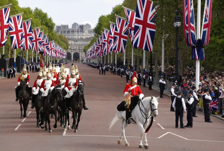 'Posljednje putovanje kraljice Elizabete': Cijeli London čeka povorku s lijesom, obustavljeni i letovi aviona