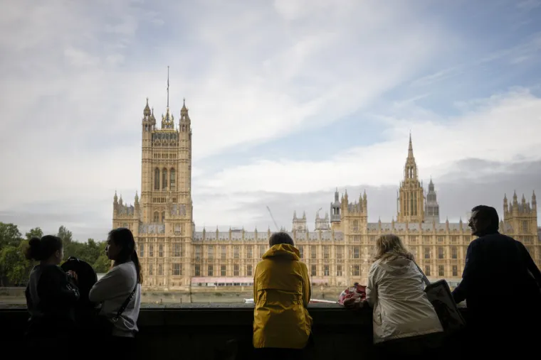 'Posljednje putovanje kraljice Elizabete': Cijeli London čeka povorku s lijesom, obustavljeni i letovi aviona