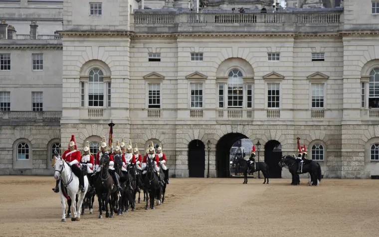 'Posljednje putovanje kraljice Elizabete': Cijeli London čeka povorku s lijesom, obustavljeni i letovi aviona