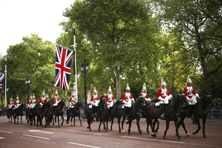 'Posljednje putovanje kraljice Elizabete': Cijeli London čeka povorku s lijesom, obustavljeni i letovi aviona