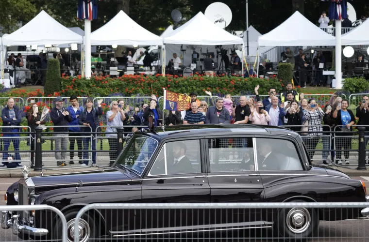 'Posljednje putovanje kraljice Elizabete': Cijeli London čeka povorku s lijesom, obustavljeni i letovi aviona