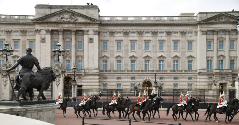 'Posljednje putovanje kraljice Elizabete': Cijeli London čeka povorku s lijesom, obustavljeni i letovi aviona
