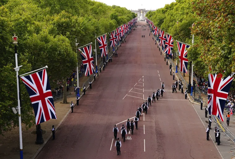'Posljednje putovanje kraljice Elizabete': Cijeli London čeka povorku s lijesom, obustavljeni i letovi aviona