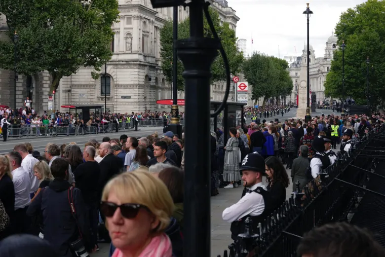 'Posljednje putovanje kraljice Elizabete': Cijeli London čeka povorku s lijesom, obustavljeni i letovi aviona