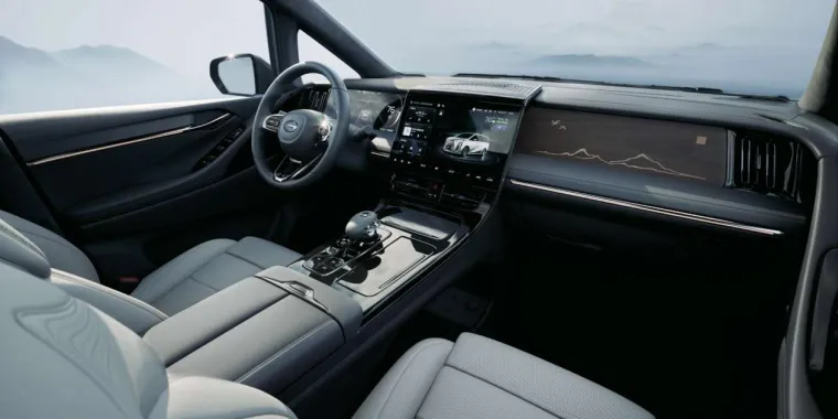 Kinezi predstavili monovolumen s gigantskom prednjom maskom: Iako izgledom pomalo &scaron;okira, unutra&scaron;njost mu 'puca' od luksuza