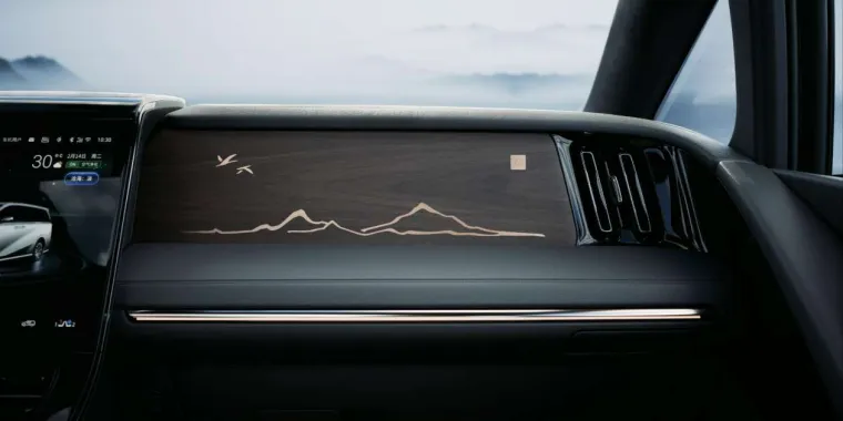 Kinezi predstavili monovolumen s gigantskom prednjom maskom: Iako izgledom pomalo &scaron;okira, unutra&scaron;njost mu 'puca' od luksuza