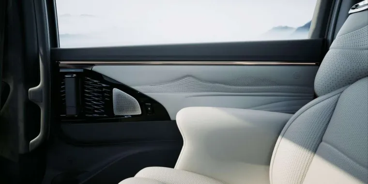 Kinezi predstavili monovolumen s gigantskom prednjom maskom: Iako izgledom pomalo &scaron;okira, unutra&scaron;njost mu 'puca' od luksuza