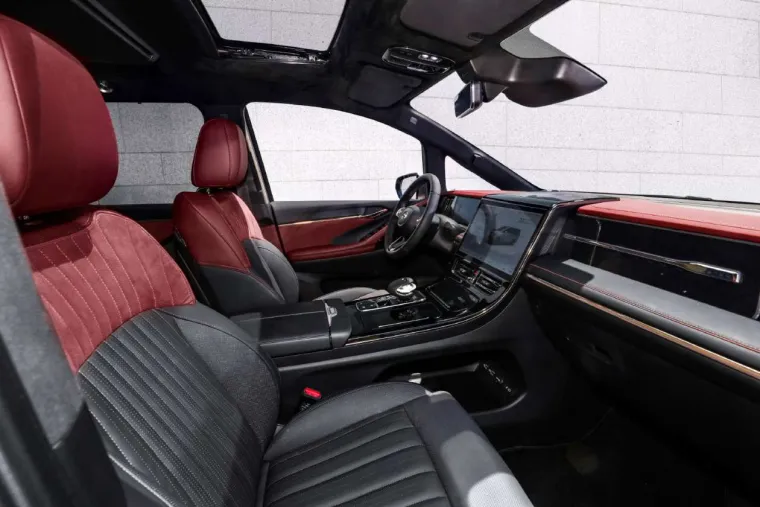 Kinezi predstavili monovolumen s gigantskom prednjom maskom: Iako izgledom pomalo &scaron;okira, unutra&scaron;njost mu 'puca' od luksuza