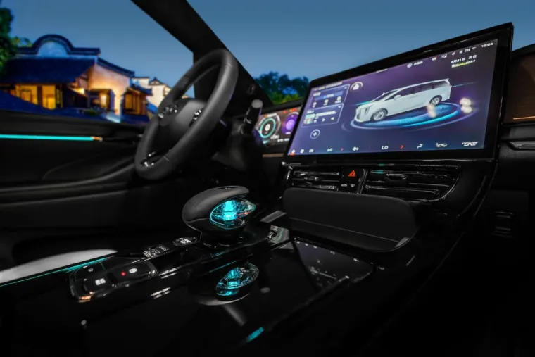 Kinezi predstavili monovolumen s gigantskom prednjom maskom: Iako izgledom pomalo &scaron;okira, unutra&scaron;njost mu 'puca' od luksuza