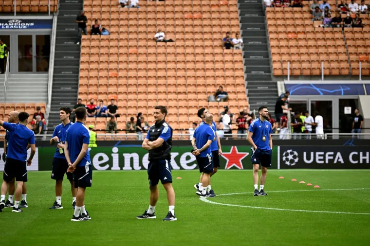 Zar ste mislili da se on neće pojaviti? Kamere su prije utakmice Milana i Dinama snimile legendarnog Hrvata