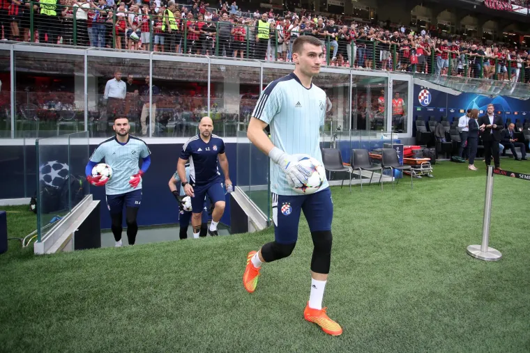 Zar ste mislili da se on neće pojaviti? Kamere su prije utakmice Milana i Dinama snimile legendarnog Hrvata