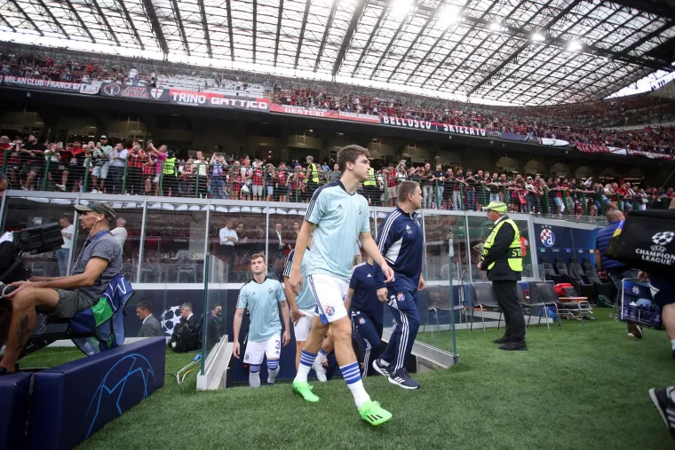 Zar ste mislili da se on neće pojaviti? Kamere su prije utakmice Milana i Dinama snimile legendarnog Hrvata