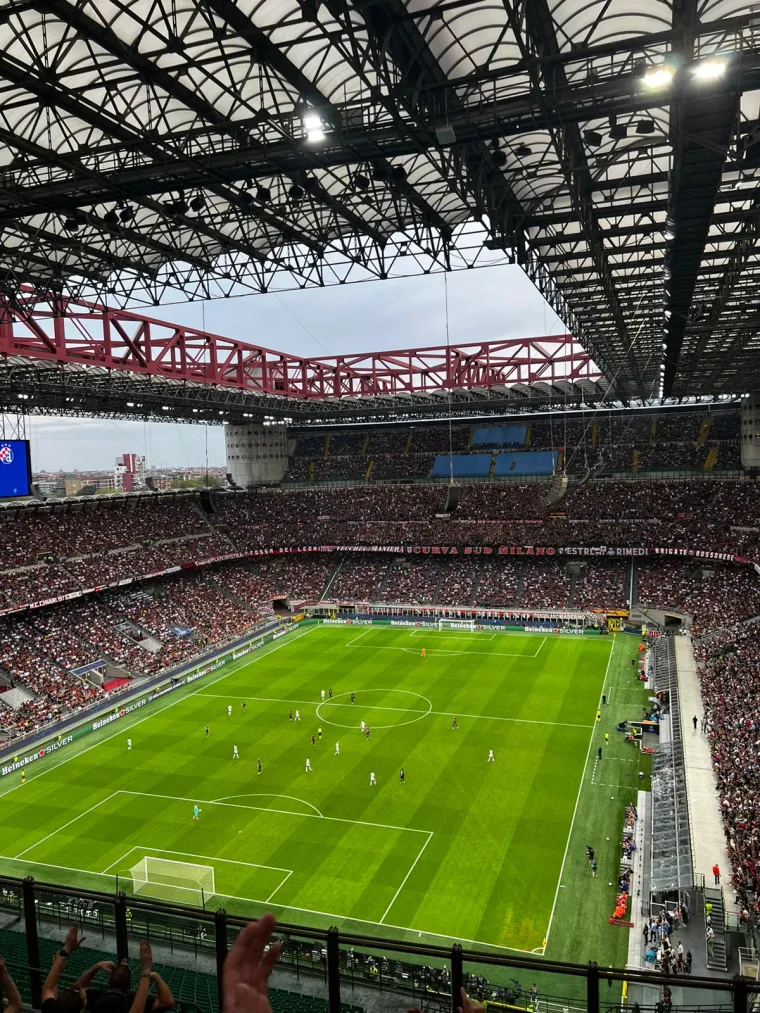 Sjajna atmosfera vlada na San Siru: Pogledajte prekrasne kadrove s tribina talijanskog nogometnog hrama