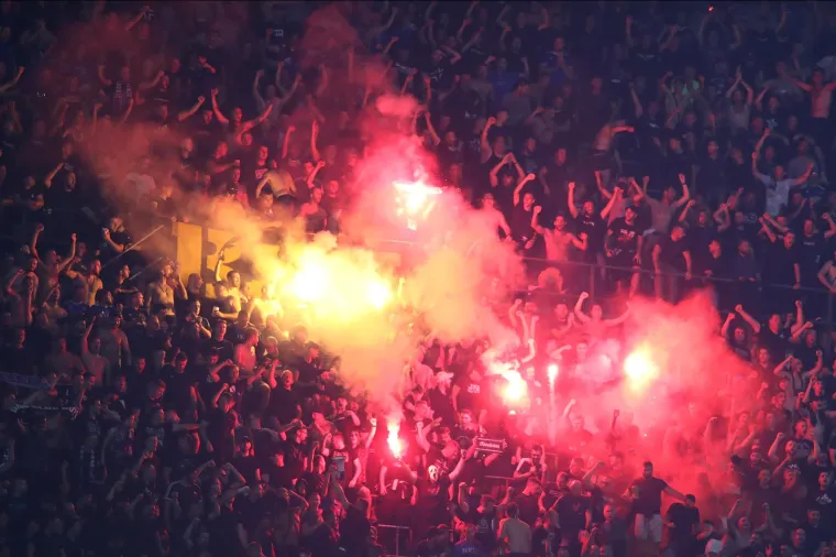 Donosimo vam atmosferu s tribina San Sira: Četiri tisuće Boysa zapalili stadion pred 60 tisuća gledatelja