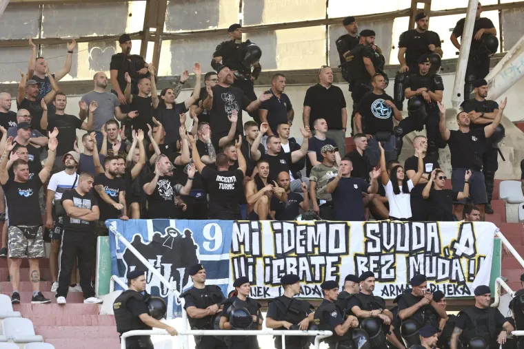 GALERIJA Torcida usijala atmosferu, a Armada poslala žestoku poruku svojim igračima: 'Mi idemo svuda, a vi...'