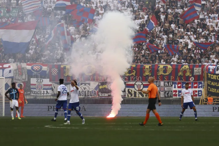 GALERIJA Torcida usijala atmosferu, a Armada poslala žestoku poruku svojim igračima: 'Mi idemo svuda, a vi...'